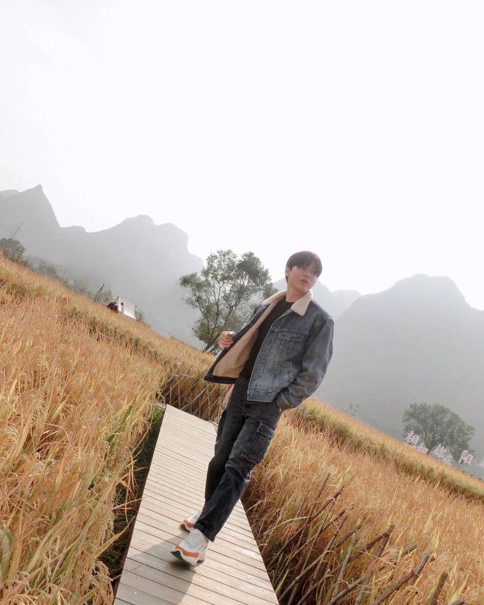 styling celana cargo ala New Thitipoom (instagram.com/newwiee)