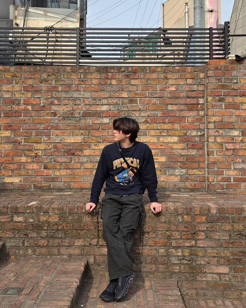 styling celana cargo ala New Thitipoom (Instagram.com/newwiee)