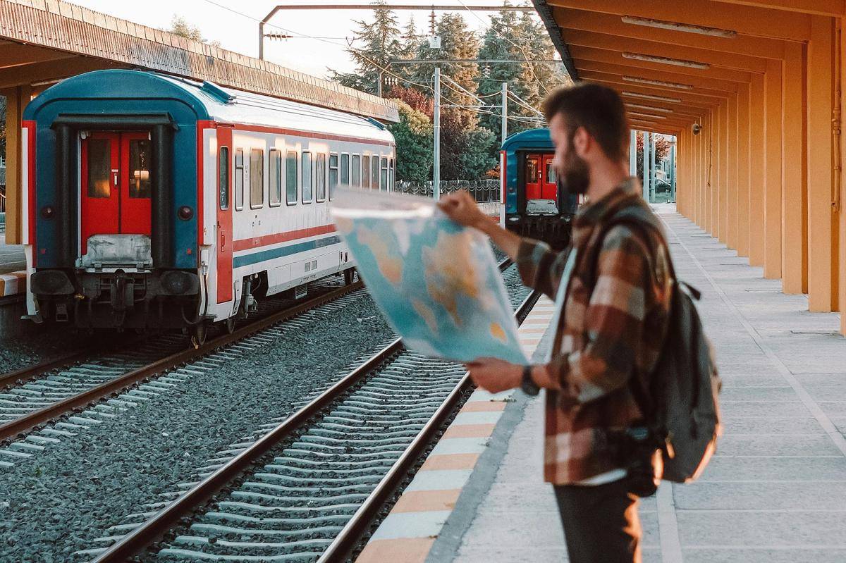 ilustrasi pria di stasiun kereta (pexels.com/Ali Ramazan Ciftci)