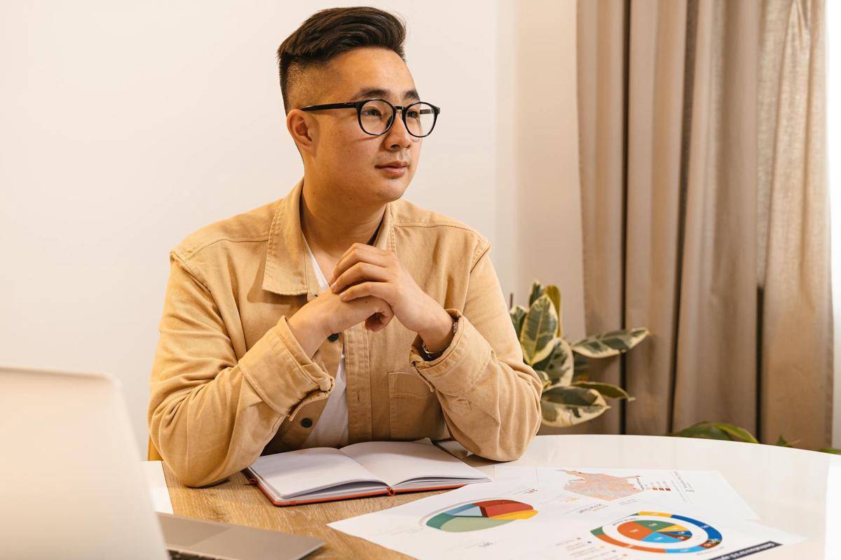 ilustrasi pria yang tenang (pexels.com/ANTONI SHKRABA production)