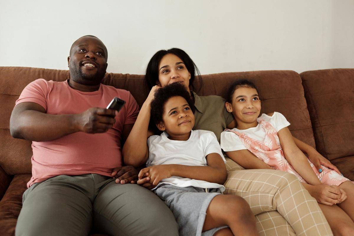 Orang tua dan anak menonton TV. (Pexels.com/August de Richelieu )