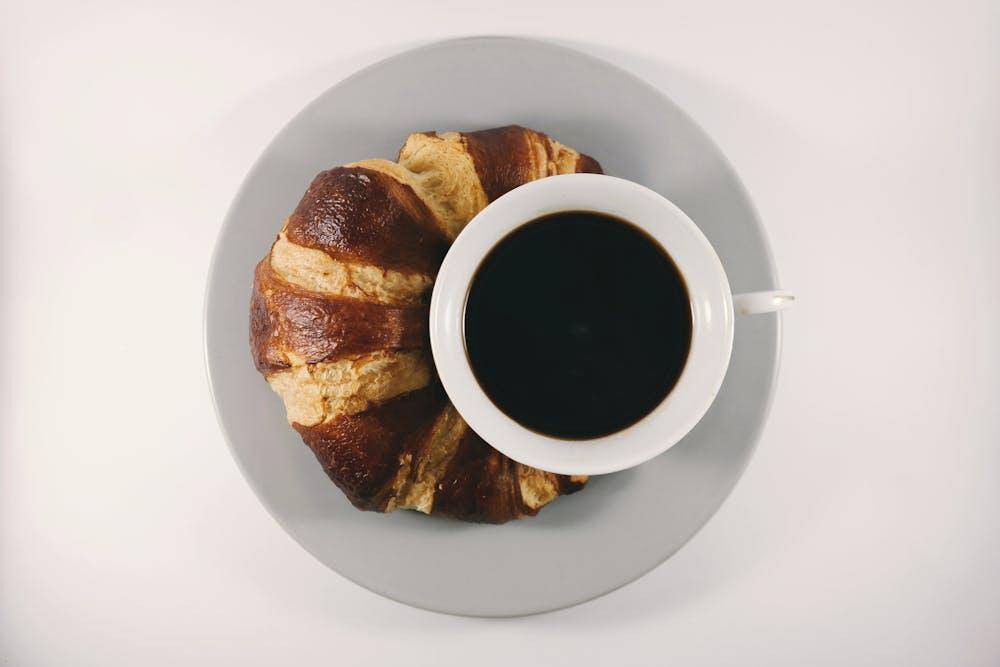 ilustrasi croissant dan secangkir kopi (pexels.com/Brigitte Tohm)