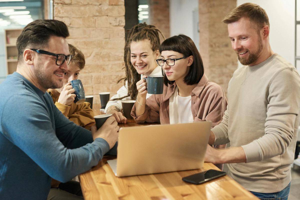 ilustrasi suasana kerja di kantor (pexels.com/fauxels)