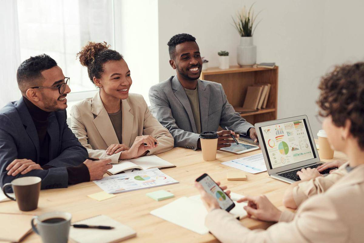 ilustrasi suasana kerja di kantor (pexels.com/fauxels)