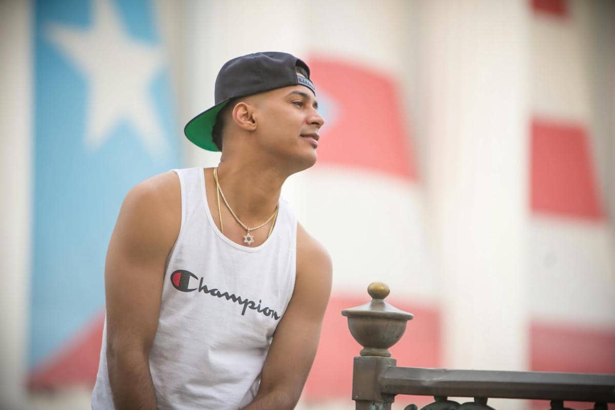 ilustrasi memakai topi (pexels.com/Josh Feliciano)