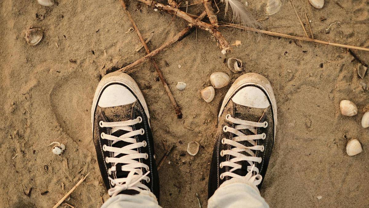 ilustrasi sepatu kotor (pexels.com/Kei Scampa)
