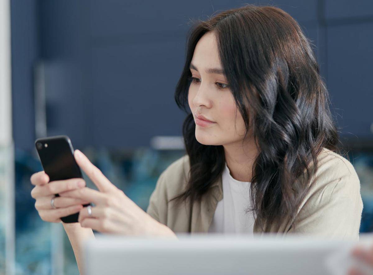 ilustrasi wanita sedang melihat handphone (pexels.com/Mikhail Nilov)