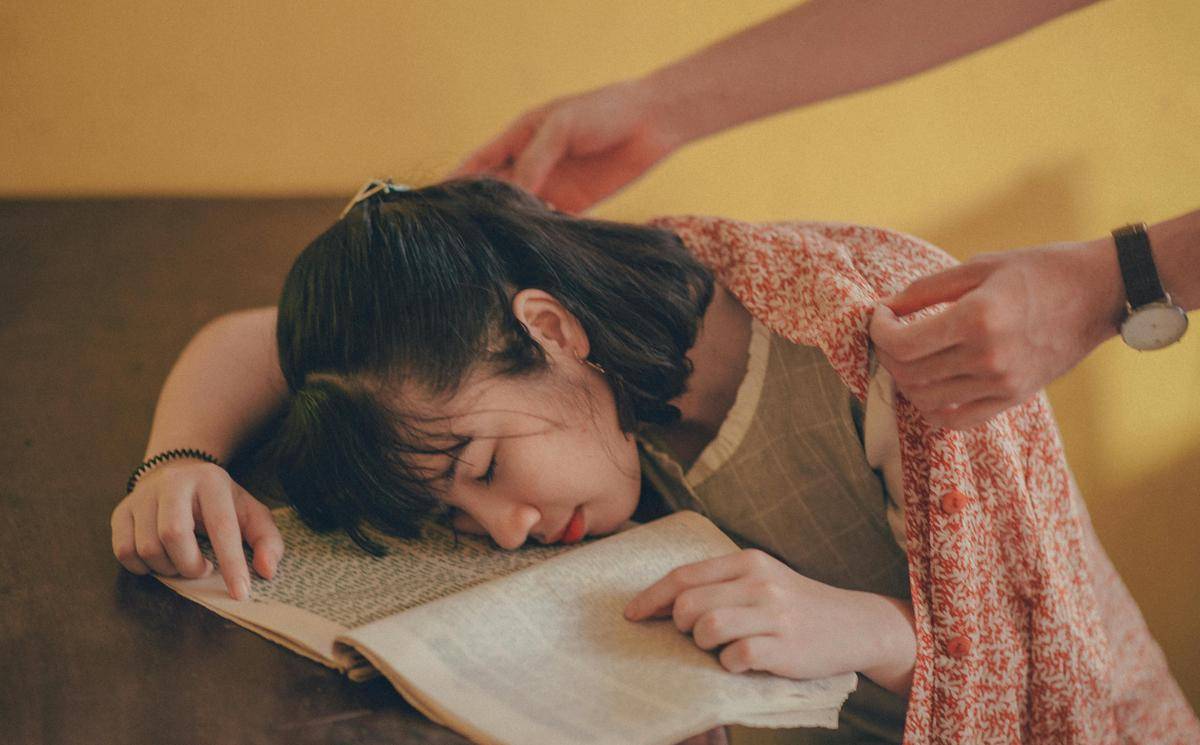 ilustrasi wanita tertidur di atas meja (pexels.com/Min An)