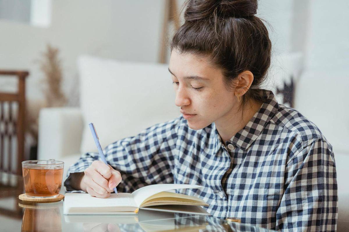 ilustrasi menulis jurnal refleksi (pexels.com/Miriam Alonso)