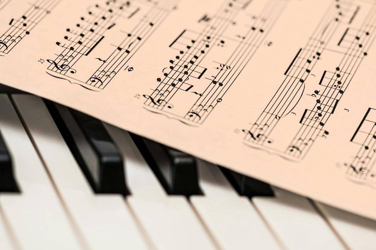 ilustrasi piano dan kertas tangga nada (pexels.com/Pixabay)