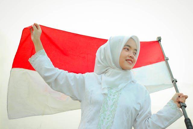 ilustrasi seseorang memegang bendera merah putih (pexels.com/Rully Nurul Ihsan)