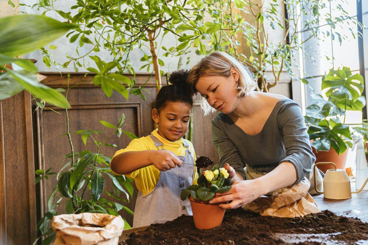 Ibu dan anak sedang berkebun. (pexels.com/Antoni Shkraba Studio)