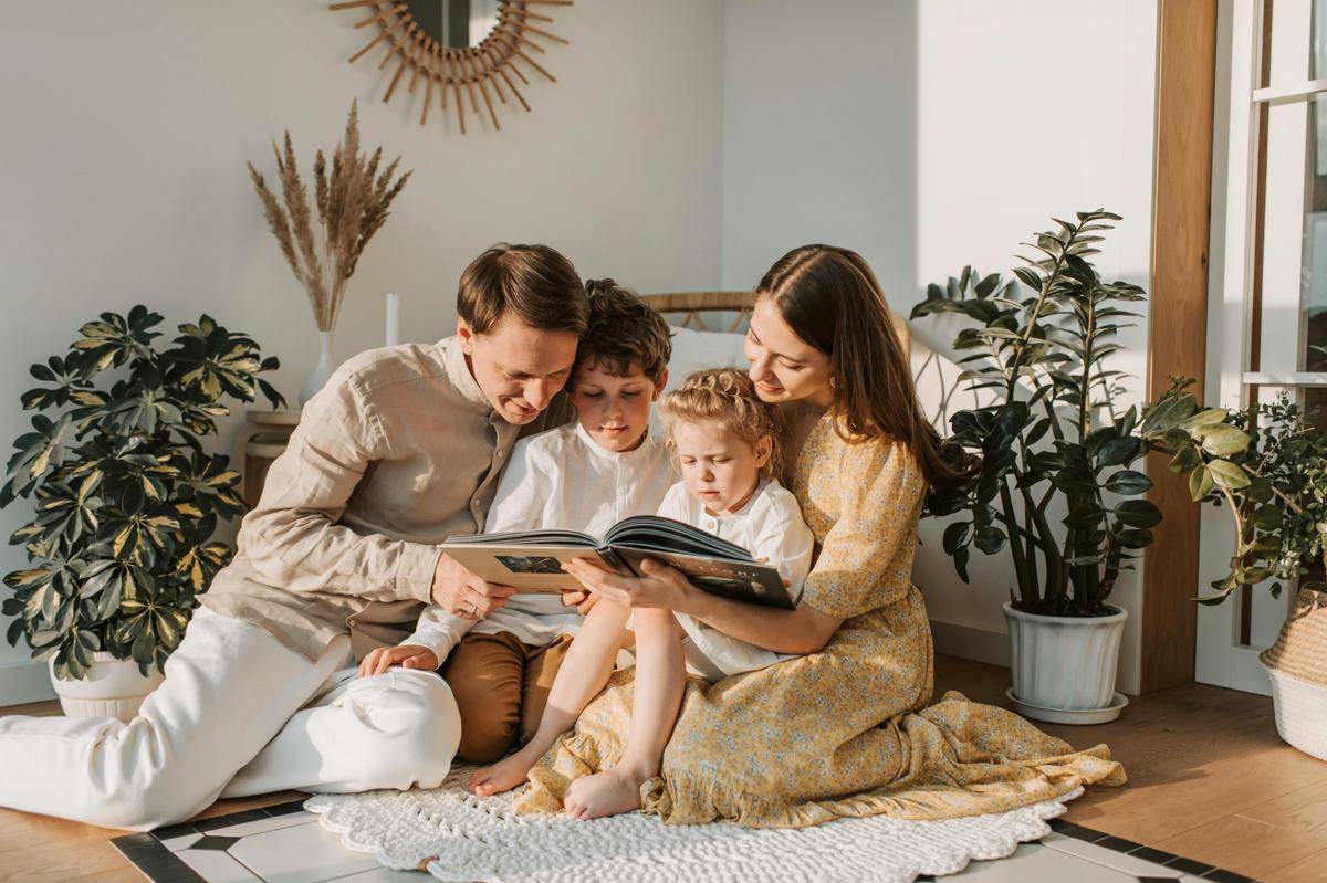 Orang tua dan anak sedang membaca buku. (pexels.com/Vlada Karpovich)