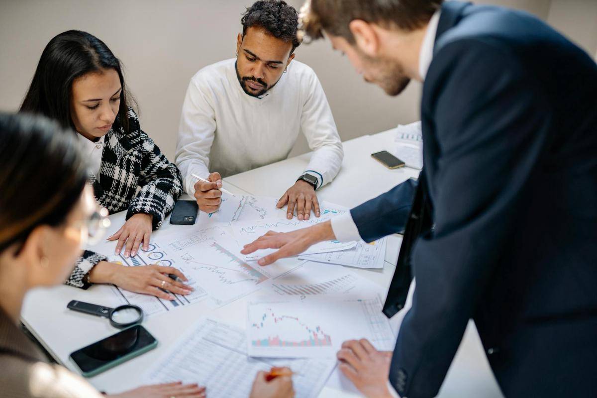 ilustrasi suasana kerja di kantor (pexels.com/Yan Krukau)