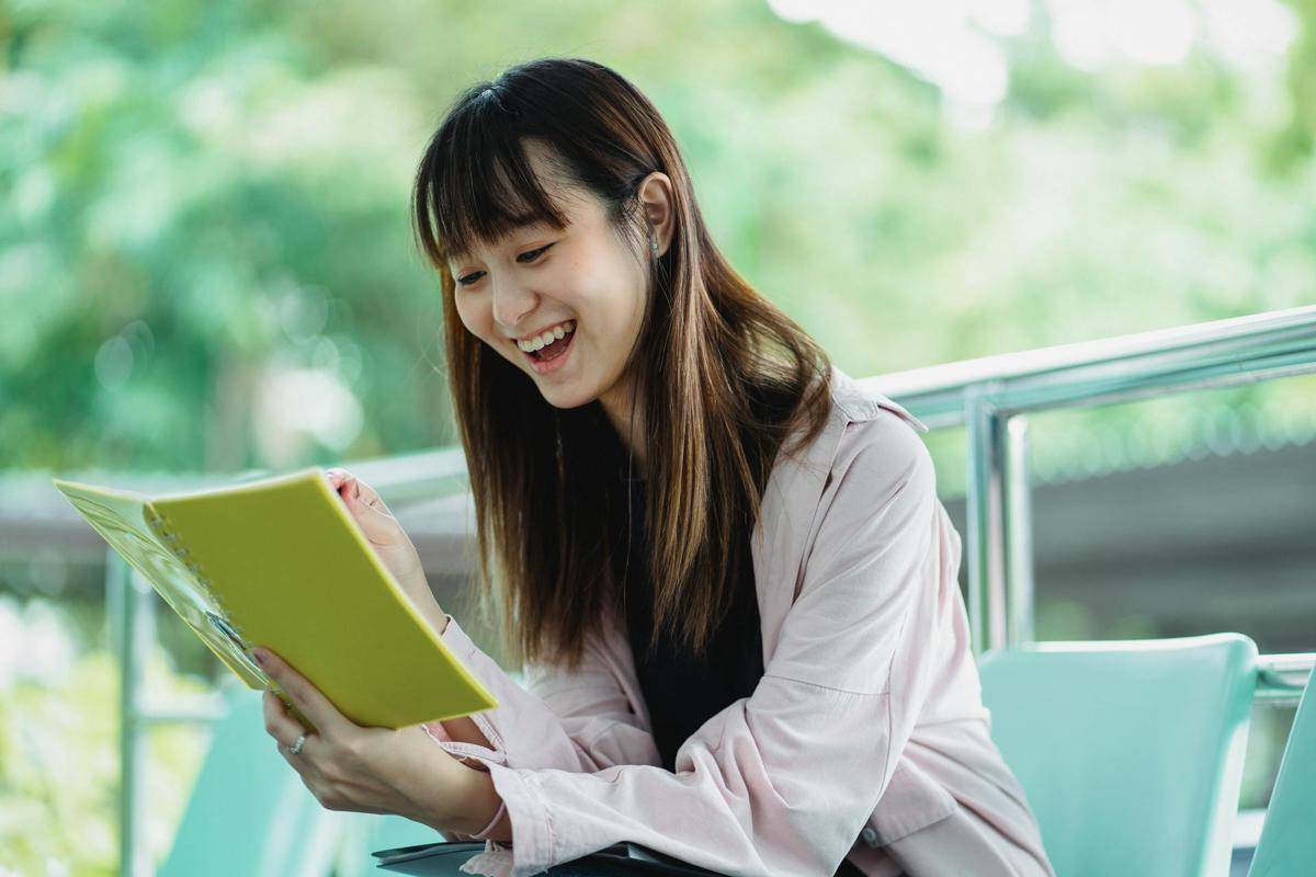 ilustrasi wanita yang bahagia (pexels.com/Zen Chung)