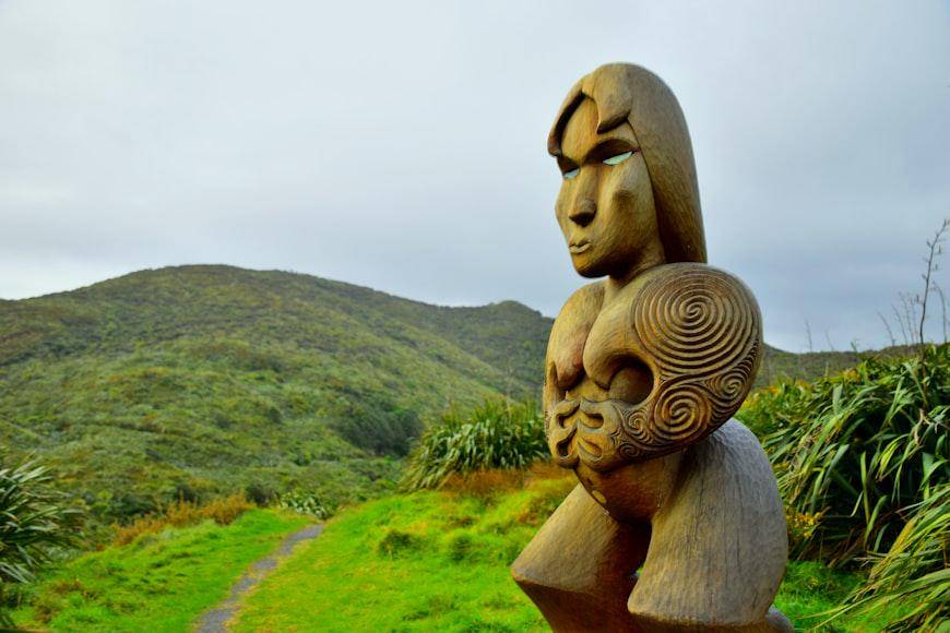 Potret ukiran kayu tradisional Māori (unsplash.com/Michael Jerrard)