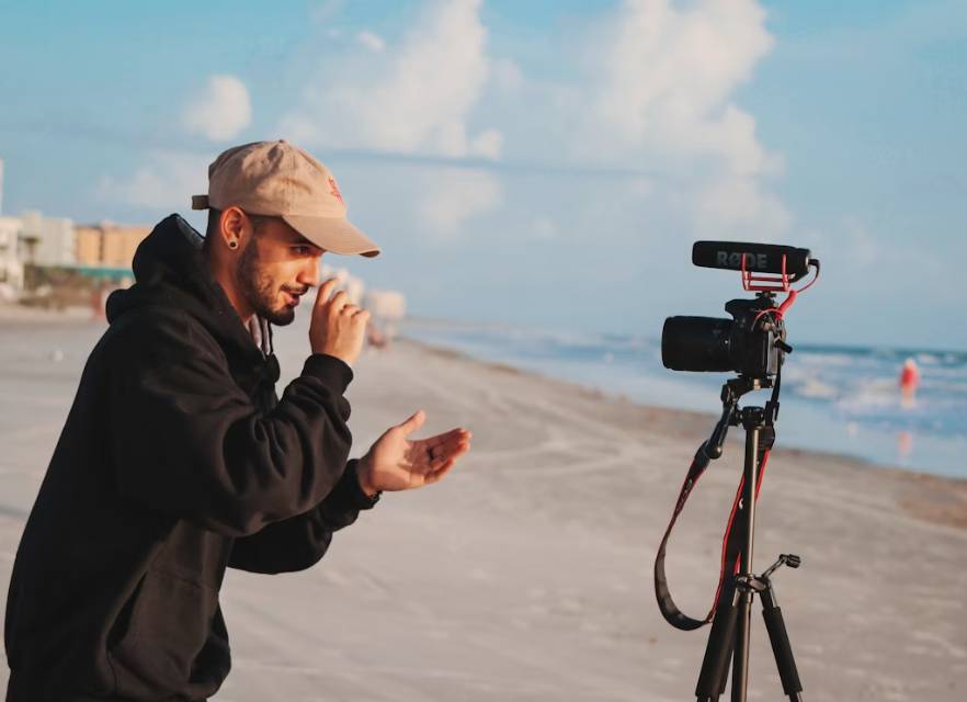 illustrasi content creator (unsplash.com/Andrés)