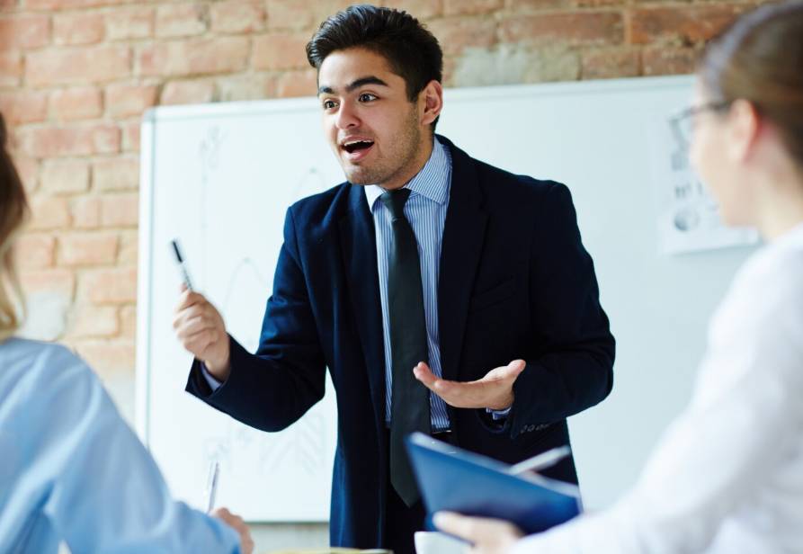 illustrasi public speaking coach (freepik.com/pressfoto)