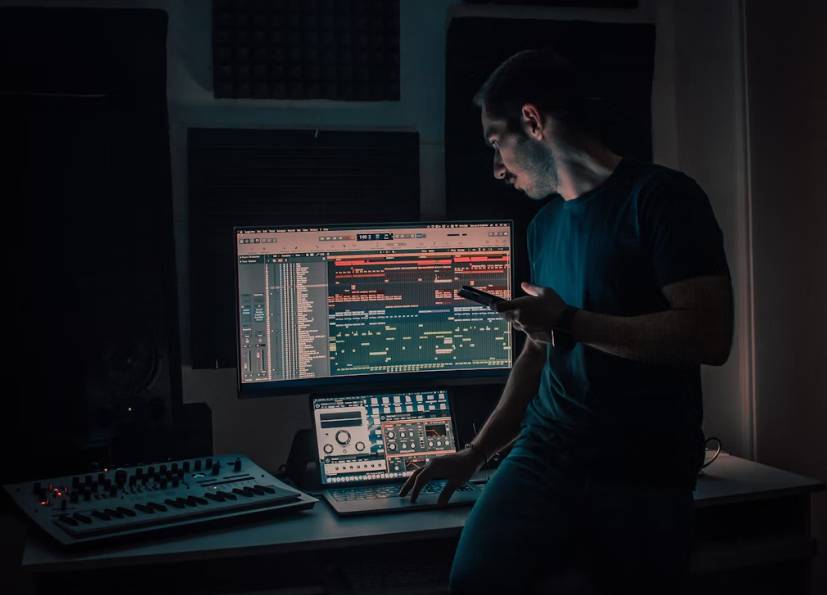 illustrasi produksi musik (unsplash.com/Rezli)