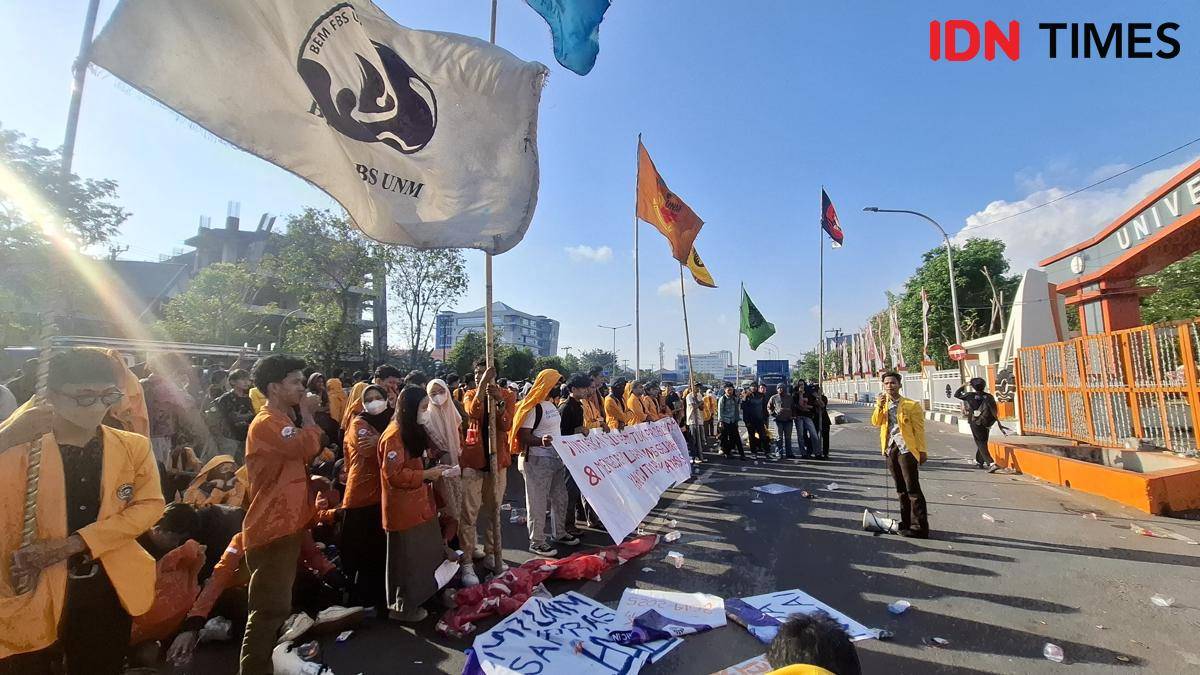 Mahasiswa Universitas Negeri Makassar (UNM) menggelar unjuk rasa terkait agenda diskusi publik penulisan ulang sejarah Indonesia, Kamis (31/7/2025). IDN Times/Darsil Yahya