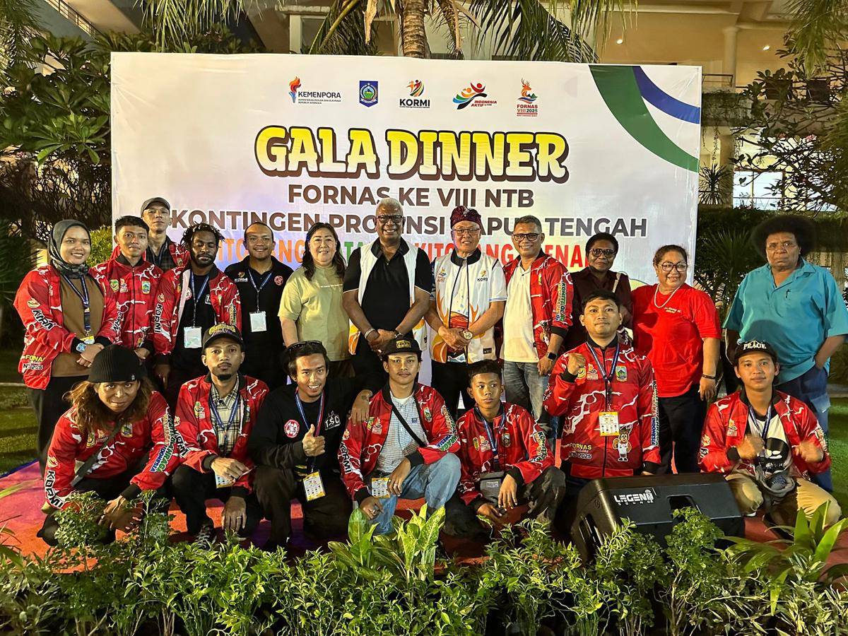 Foto bersama pemerintah terkait, ofisial, dan para atlet skateboard yang mewakili Papua Tengah di ajang Fornas NTB. (IDN Times/Istimewa)