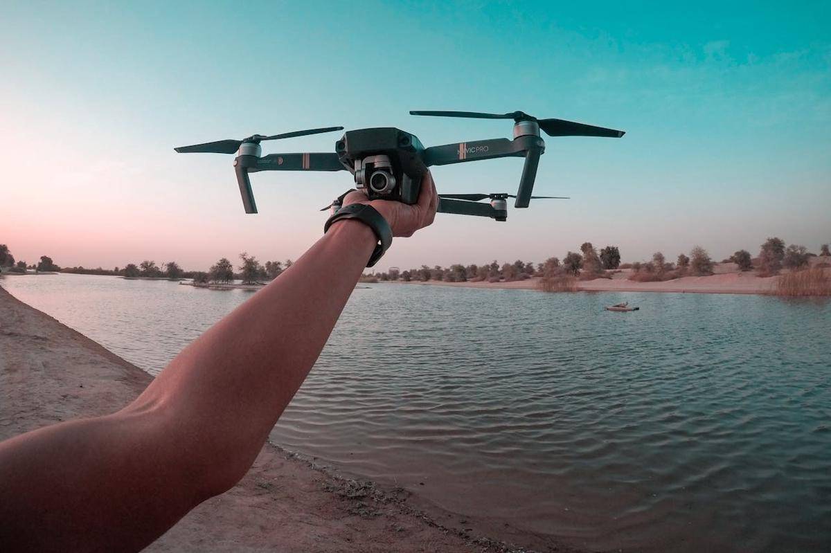 ilustrasi orang memegang drone