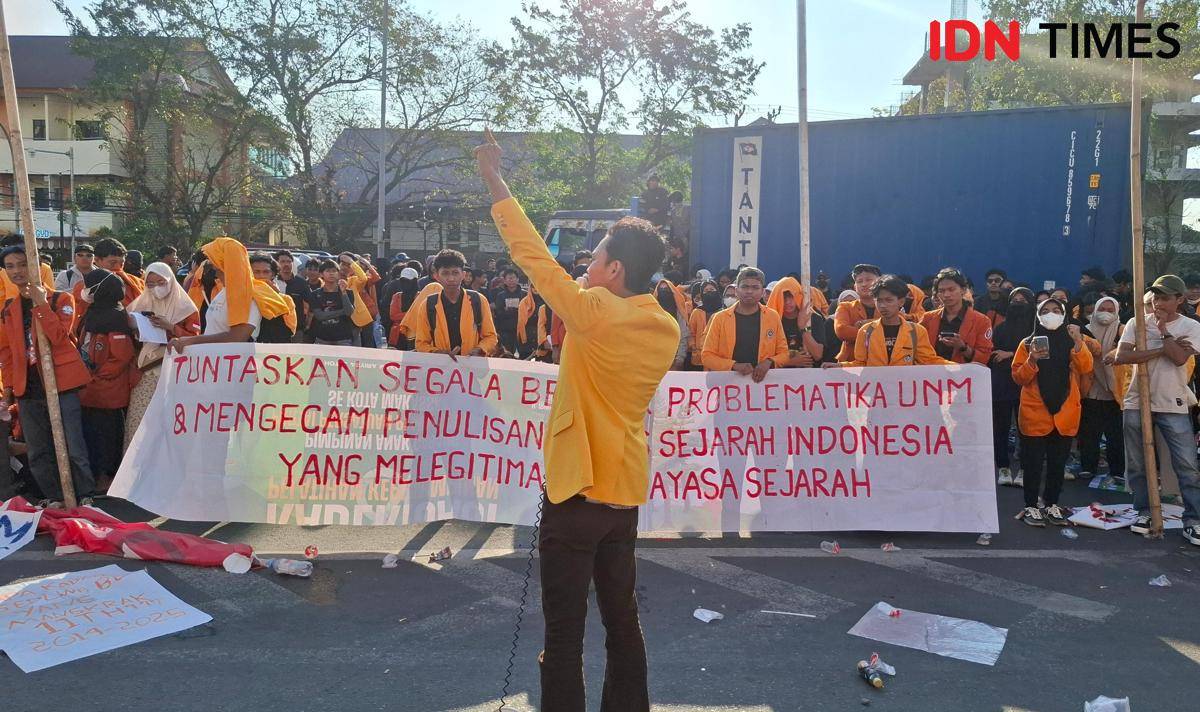 Mahasiswa Universitas Negeri Makassar (UNM) menggelar unjuk rasa terkait agenda diskusi publik penulisan ulang sejarah Indonesia, Kamis (31/7/2025). IDN Times/Darsil Yahya