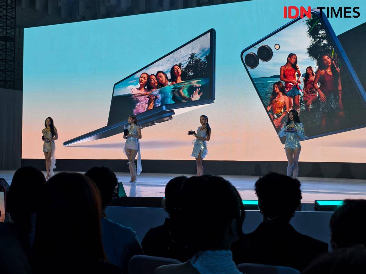 penampilan no na di acara launching foldable Samsung (IDN Times/Fatkhur Tozi)