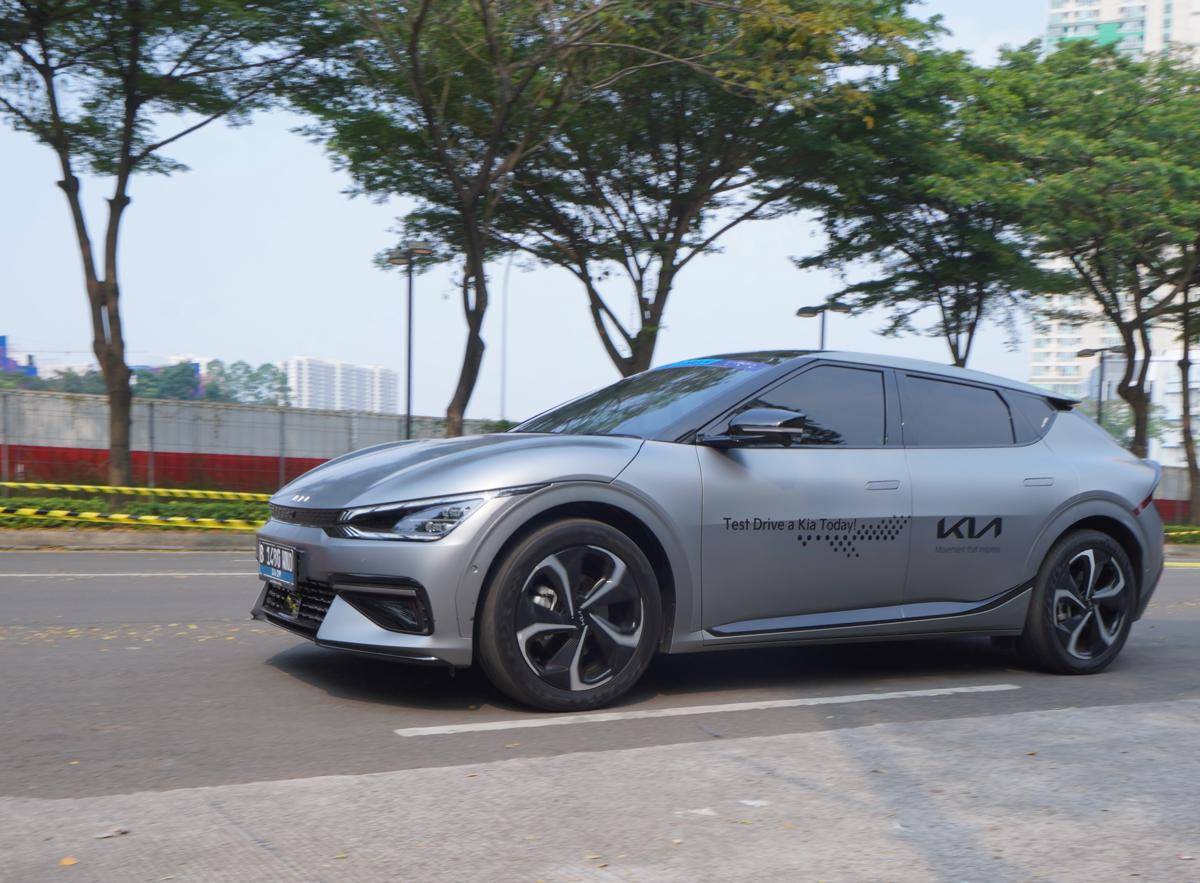 Dengan desain aerodinamis yang futuristik, Kia EV6 GT-Line menghadirkan akselerasi impresif dan handling responsif, memberikan pengalaman berkendara yang sporty sekaligus efisien.jpeg