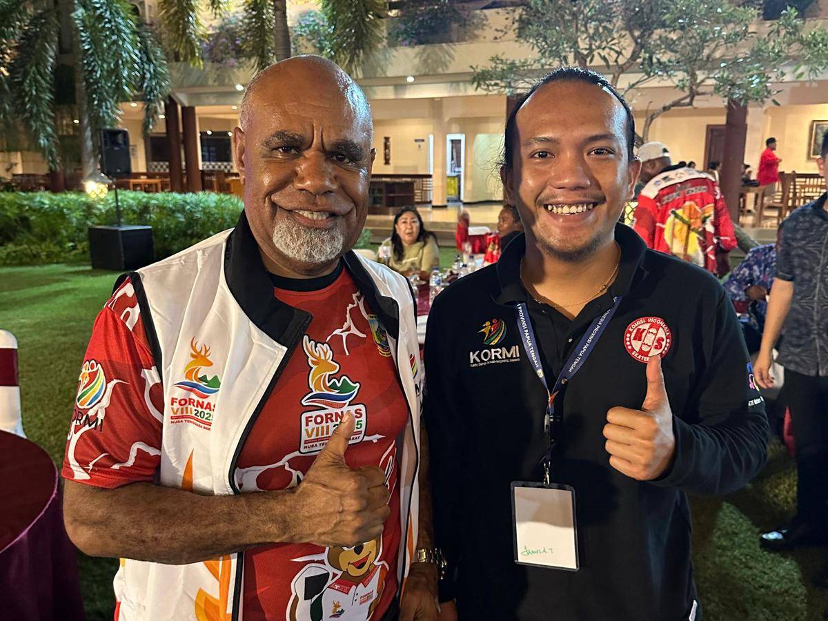 Ketua Ignora Komisi Indonesia Skateboard Mimika (tengah), Jamez Alfero Tambunan, bersama Wakil Gubernur Papua Tengah, Denias Geley. (IDN Times/Istimewa)