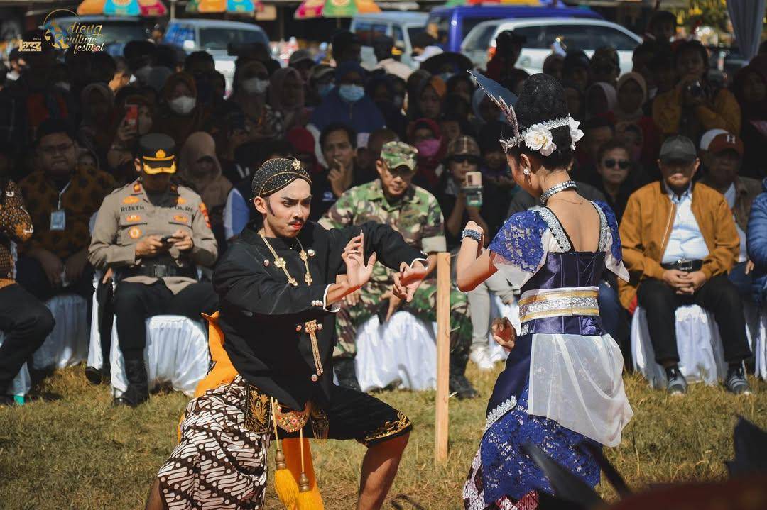 Potret pertunjukan budaya di acara Dieng Culture Festival (instagram.com/festival_dieng)