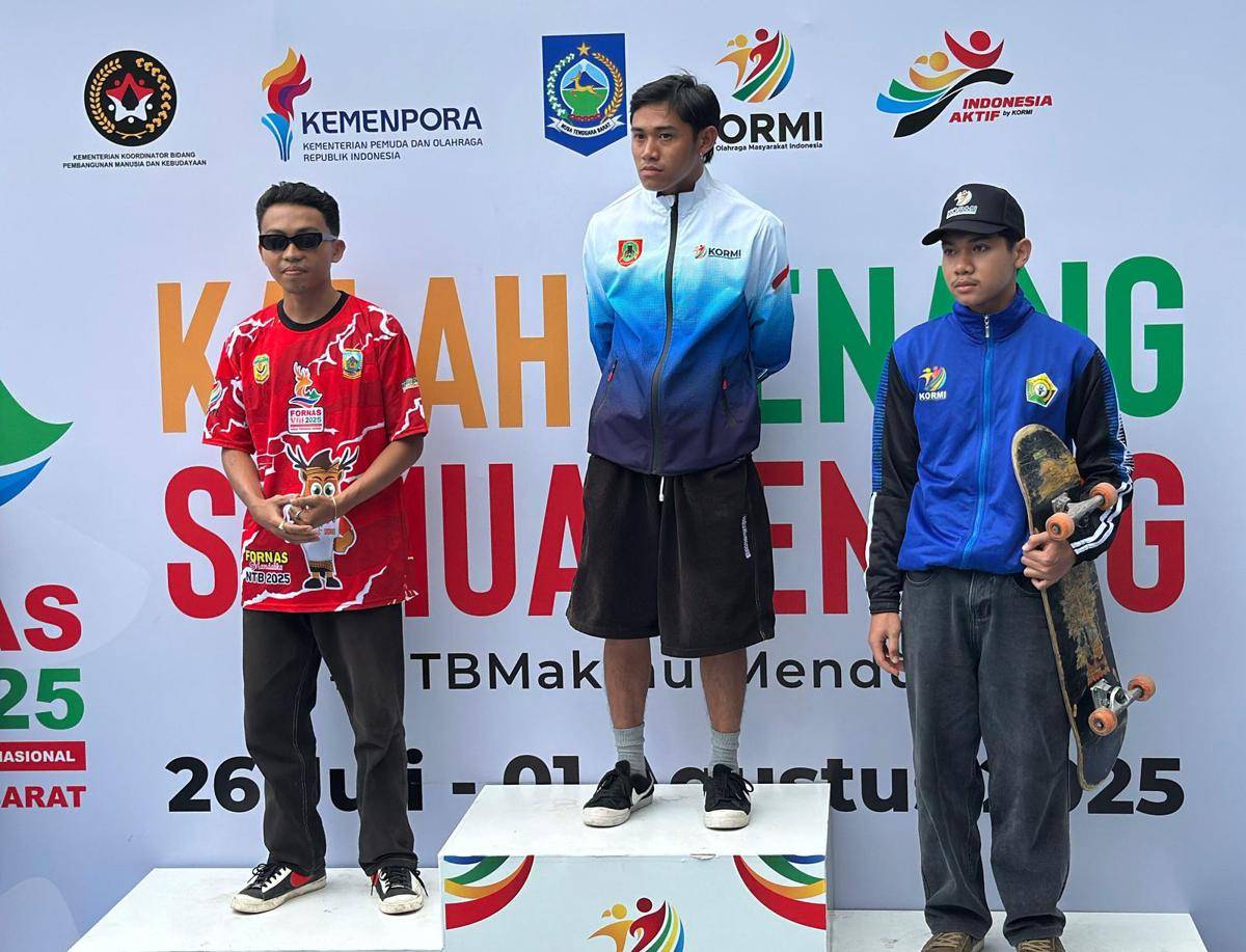 Abdi Manaf (kiri) berdiri di podium untuk menerima penghargaan. (IDN Times/Istimewa)