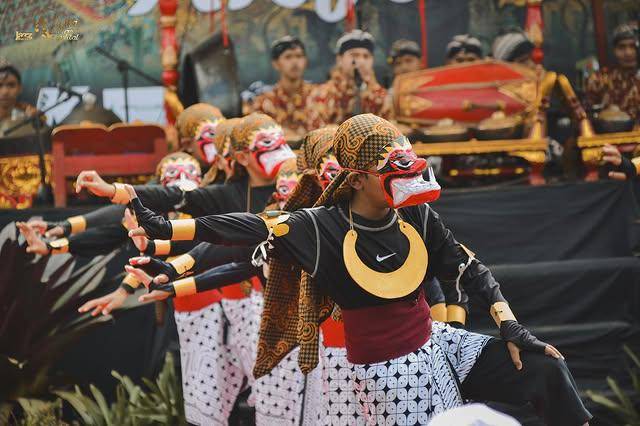 Potret pertunjukan budaya di acara Dieng Culture Festival (instagram.com/festival_dieng)