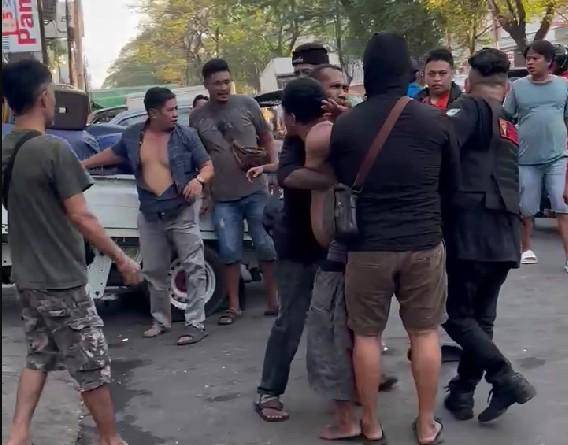 Tangkapan layar video penganiayaan di Pasar Kalimbu Makassar/istimewa