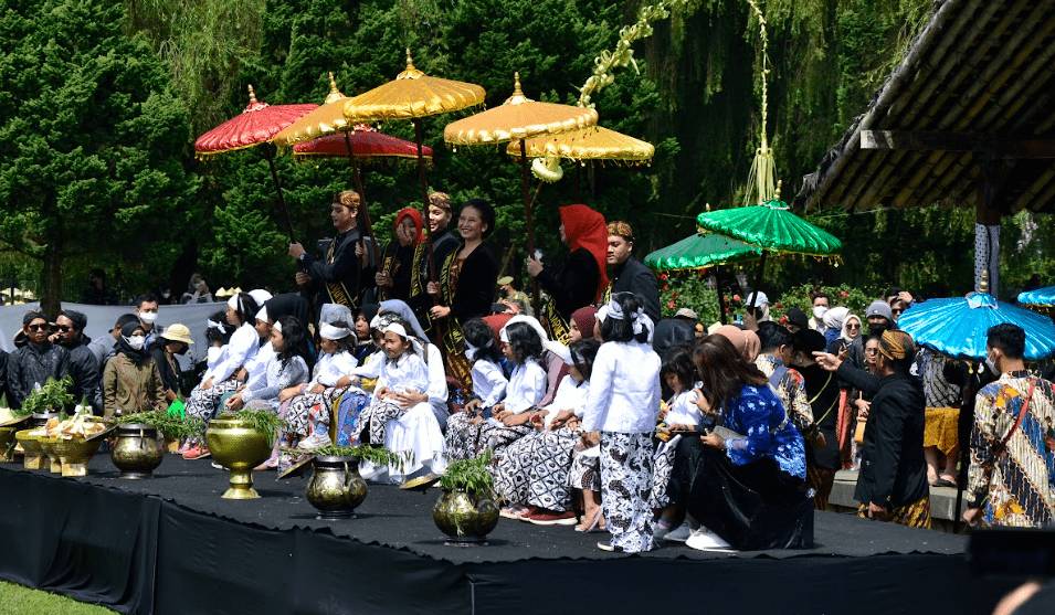 Potret prosesi Cukur Rambut Gimbal dalam rangka Dieng Culture Festival (Dok. Kementerian Pariwisata RI)
