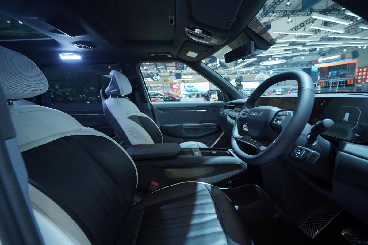 Kabin Kia EV9 GT-Line memiliki nuansa futuristik yang mengutamakan fungsionalitas dengan 10 material daur ulang yang diaplikasikan pada interiornya.jpeg