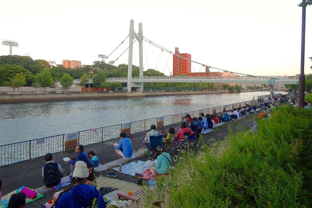 Ilustrasi persiapan nonton Festival Kembang Api di Jepang (commons.wikimedia.org/KKPCW)