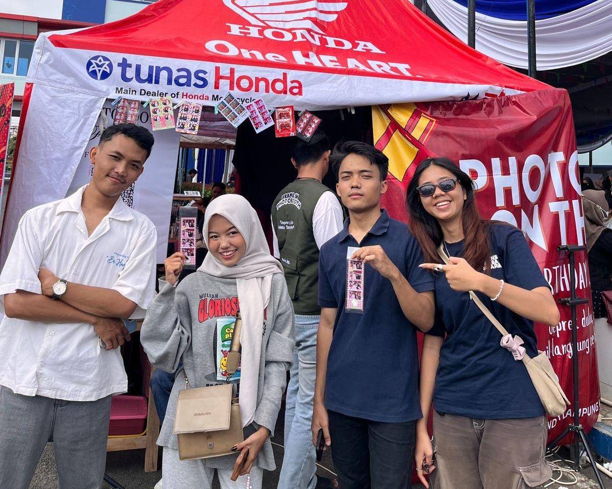 Tim usaha kreatif Frame In Photobooth IIB Darmajaya Berhasil Meraih Pendanaan dari Program Pembinaan Mahasiswa Wirausaha (P2MW) 2025 