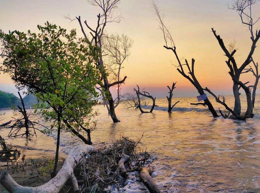 Pantai Cirewang di Subang 