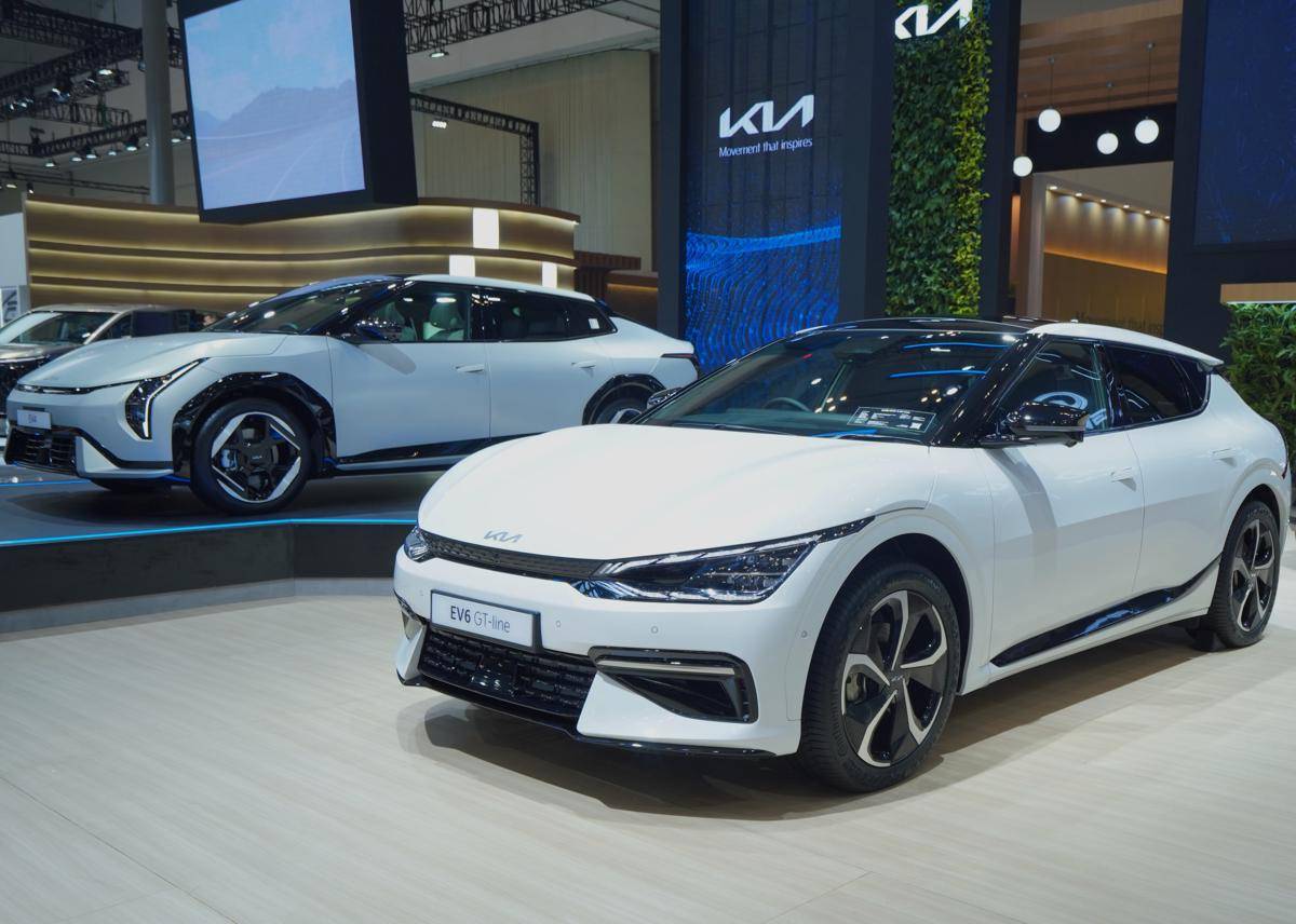 Kia EV4 (kiri) dan Kia Ev6 GT-Line (kanan) ditampilkan di booth Kia di ajang GIIAS 2025.jpeg