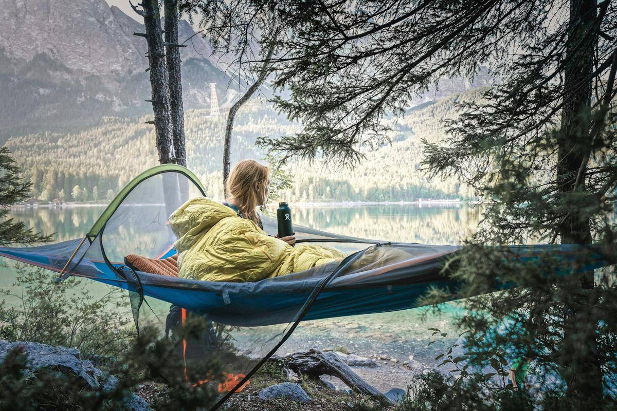 ilustrasi tidur dalam sleeping bag