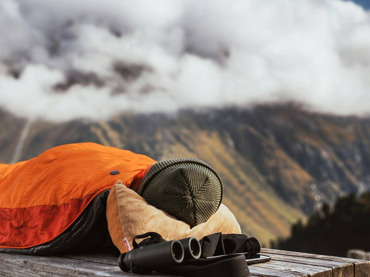 ilustrasi tidur dalam sleeping bag