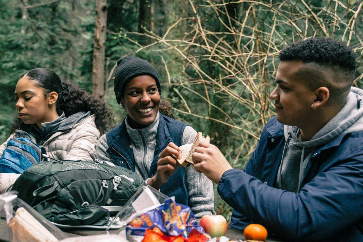ilustrasi berbagi makanan dengan teman saat mendaki gunung (pexels.com/PNW Production)