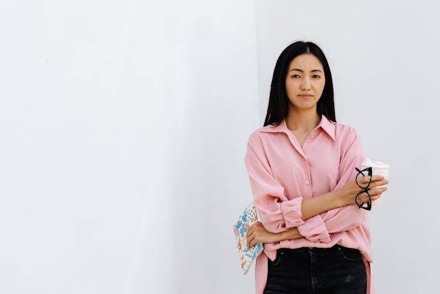 Ilustrasi seorang wanita berdiri
