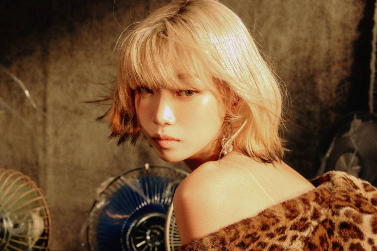 Chaewon LE SSERAFIM di mini album HOT (dok. Weverse/LE SSERAFIM)