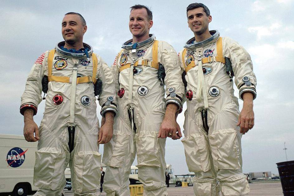 awak utama Apollo 1, Virgil I (Gus) Grissom, Edward H. White, II, dan Roger B. Chaffee, selama pelatihan di Florida (commons.wikimedia.org/NASA)
