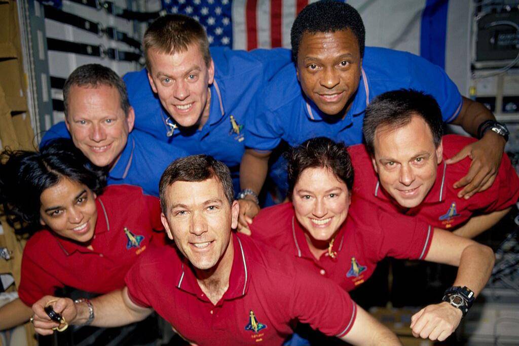 Para awak STS-107 berpose ‘terbang’ untuk potret awak dalam penerbangan mereka di Modul Ganda Penelitian SPACEHAB (RDM) di atas Pesawat Ulang-alik Columbia. (commons.wikimedia.org/NASA)