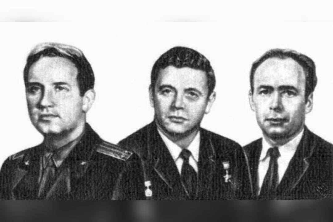 prangko yang menampilkan wajah kosmonot Georgy Dobrovolsky, Vladislav Volkov, dan Viktor Patsayev, yang Gugur dalam Misi Luar Angkasa "Soyuz 11", 6-30 Juni 1971 (commons.wikimedia.org/USSR Post)