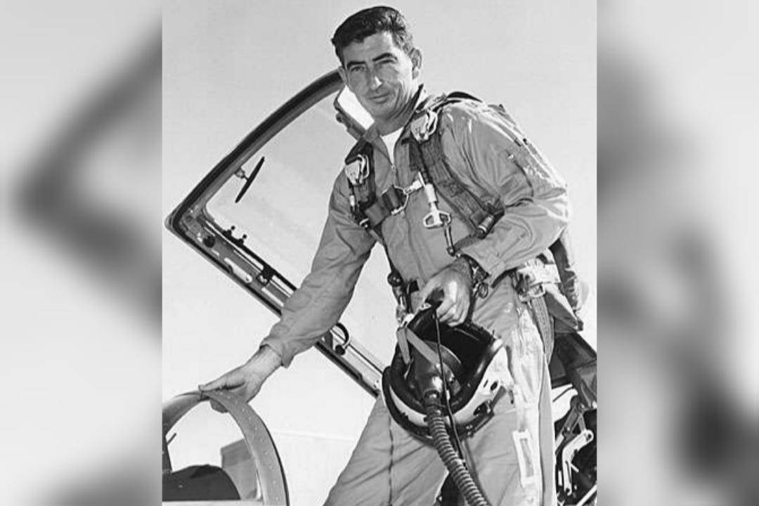 Pilot uji USAF Michael James "Mike" Adams muncul dari kokpit Northrop F-5A, tempat ia melakukan uji stabilitas dan kontrol. (commons.wikimedia.org/Air Force Flight Test Center History Office)