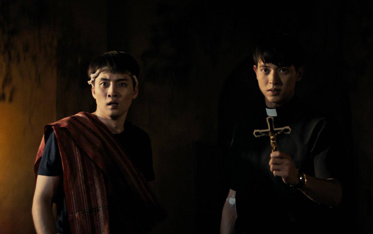 still cut Mean Phiravich di The Exorcists of Tha Rae (x.com/Sahamongkolfilm)